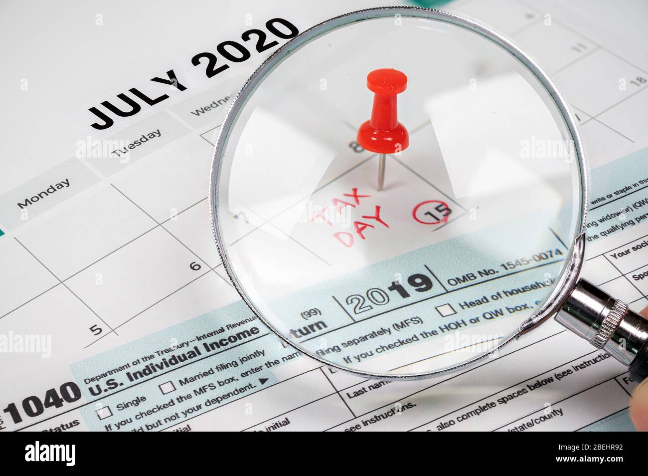 La giornata fiscale è stata prorogata al 15 luglio a causa di Covid-19. Calendario di luglio con modulo di restituzione 1040 e giorno fiscale. Foto Stock
