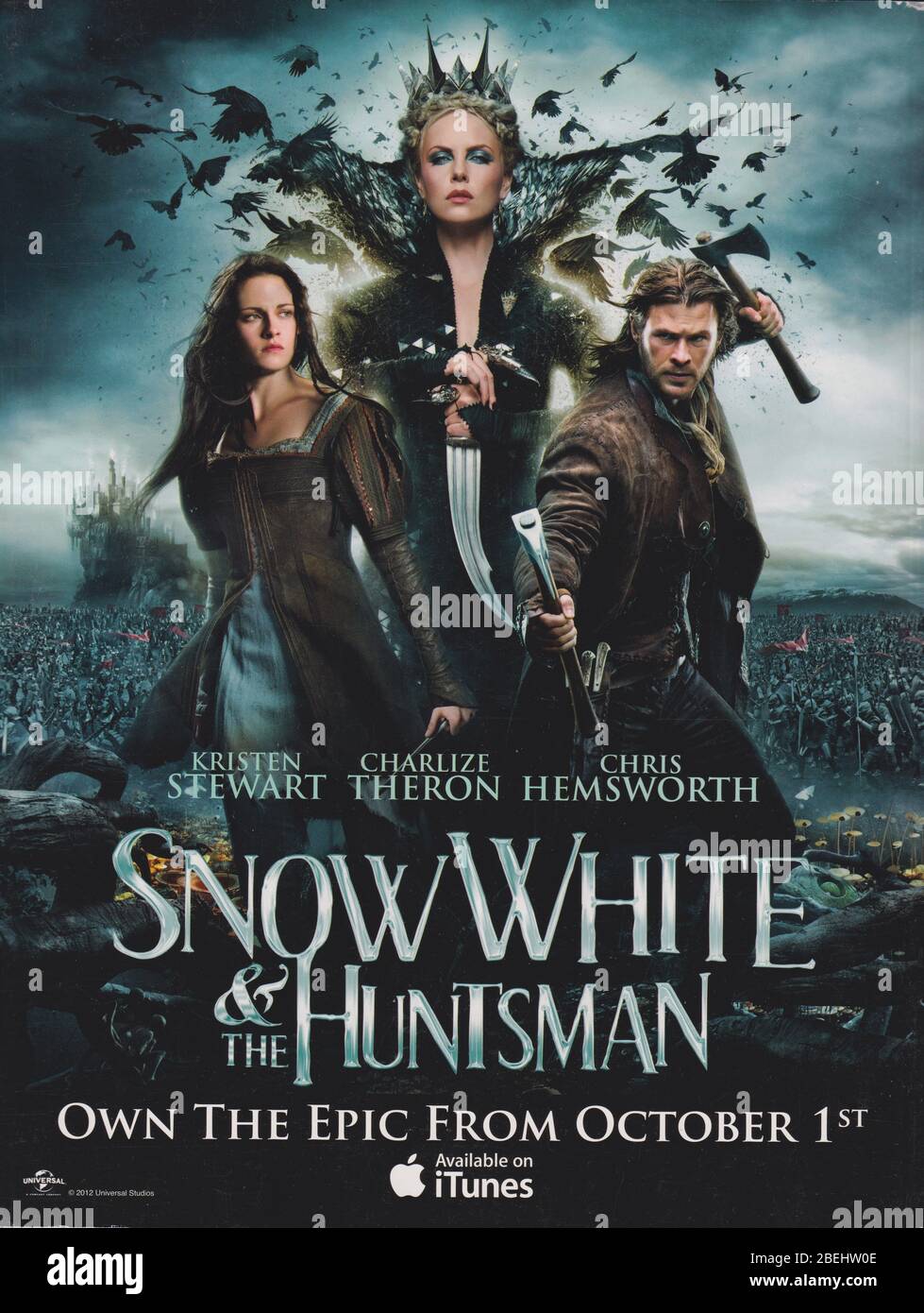 Poster che fa pubblicità a Snow White e il Huntsman nella rivista di carta  del 2012, cast include Kristen Stewart, Charlize Theron, Chris Hemsworth  Foto stock - Alamy