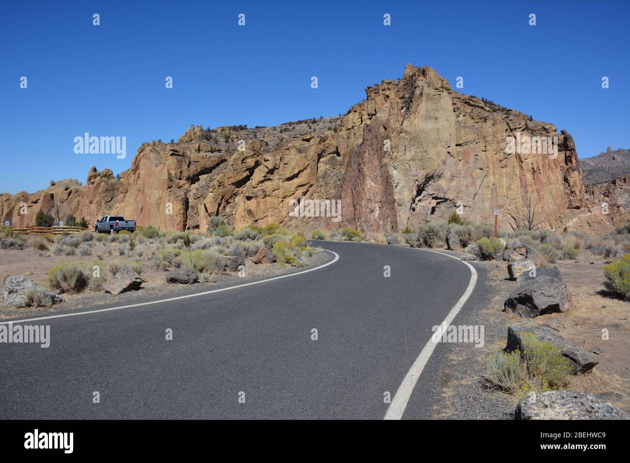 Una strada vicino a un'area campeggio nello Smith Rock state Park, Oregon, Stati Uniti. Foto Stock
