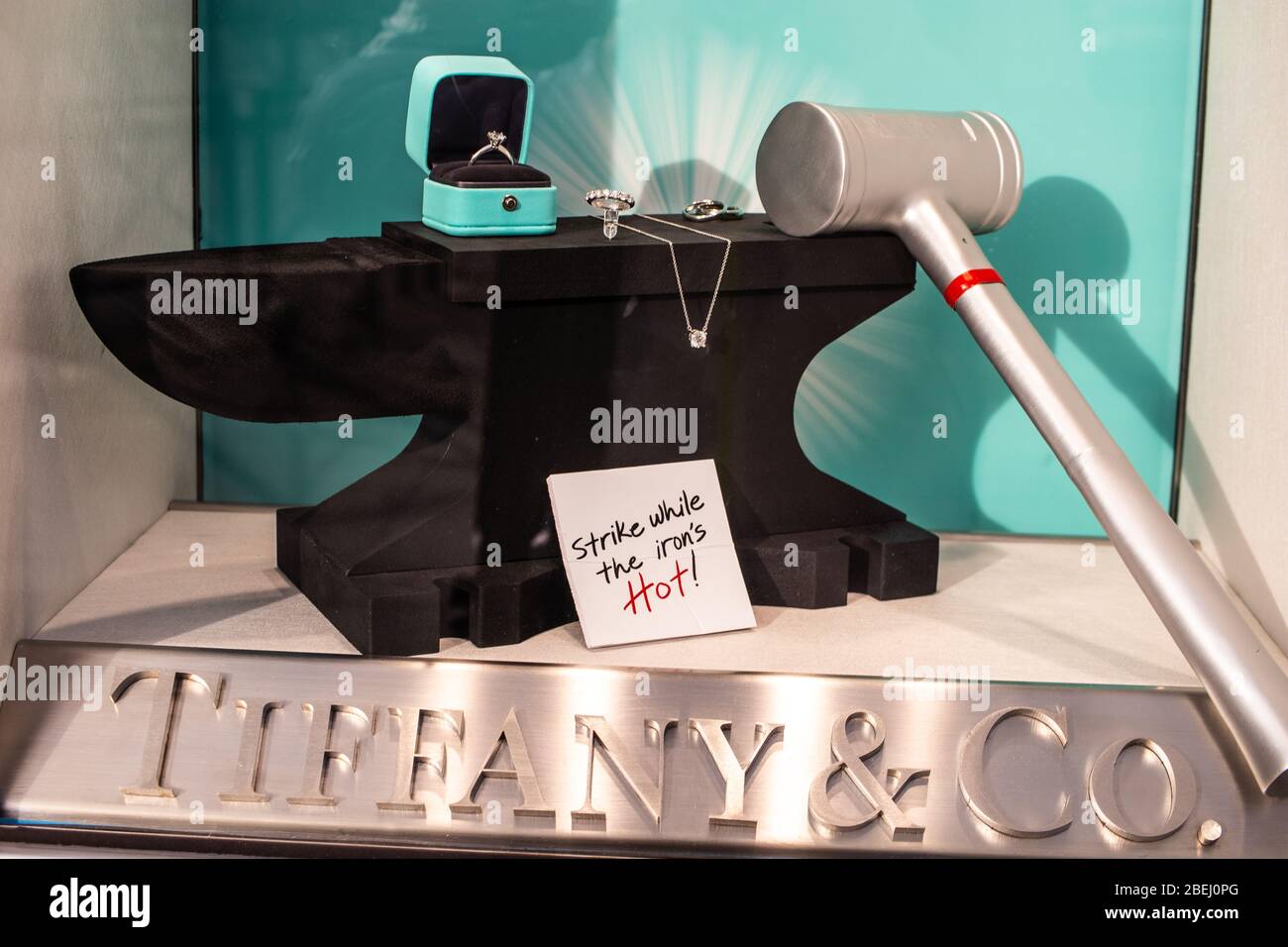 Bruxelles, Belgio, gennaio 2020: Negozio di gioielli Tiffany, negozio di vetrine, esposizione con gioielli diamantati, anelli, collane, orecchini di Tiffany & Co Foto Stock