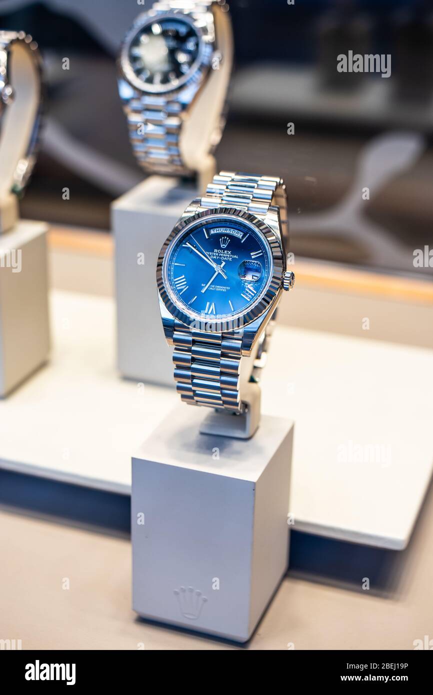 Bruxelles, Belgio, gennaio 2020: Rolex vetreria con orologi meccanici alla  moda in vendita, Rolex è un produttore di orologi svizzeri di lusso Foto  stock - Alamy