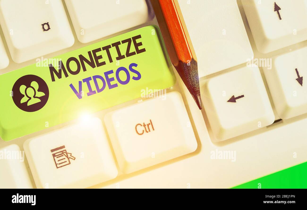 Scrittura a mano concettuale che mostra i video Monetize. Concetto che significa processo di accumulo di denaro dai tuoi video YouTube caricati Foto Stock