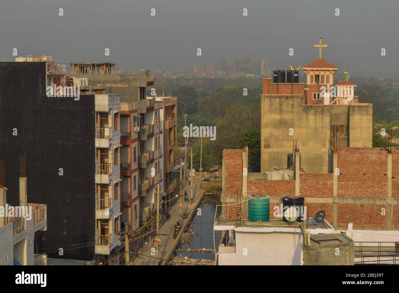 Una vista mattutina nebbia della città sommerse di città inquinata e villaggio non inquinato. Foto Stock