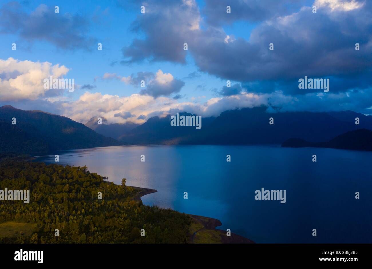 Vista aerea del lago Chapo circondata da montagne coperte di foresta nativa Foto Stock