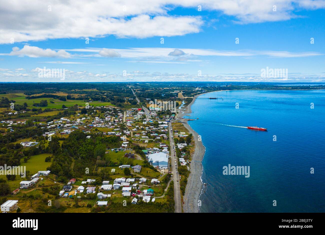 Vista aerea della città di Pargua e della sua costa. Luogo da cui i traghetti partono per l'isola di Chiloe Foto Stock