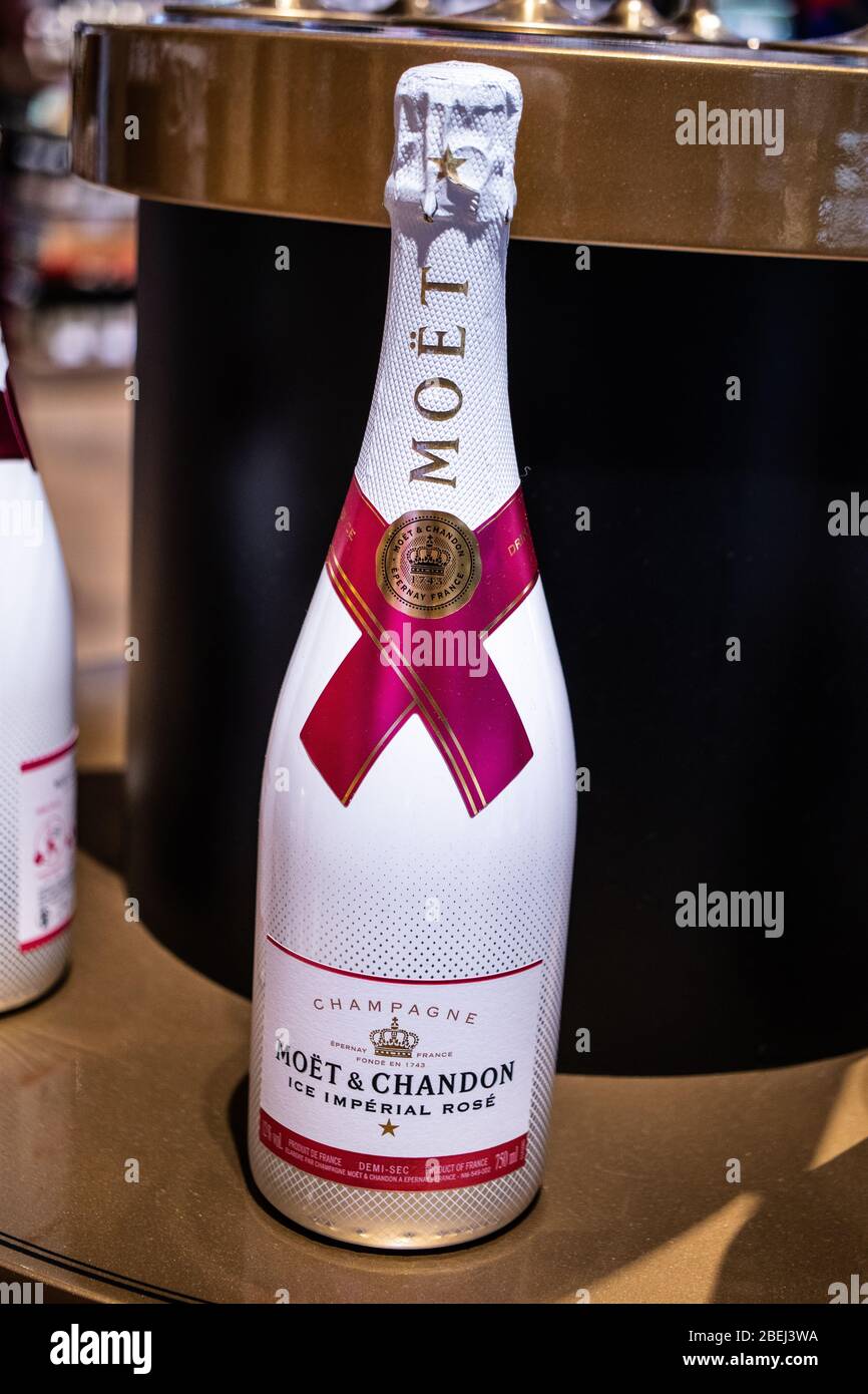 Bruxelles, Belgio, gennaio 2020: Bottiglie di champagne francese Moet Chandon in mostra per la vendita Foto Stock