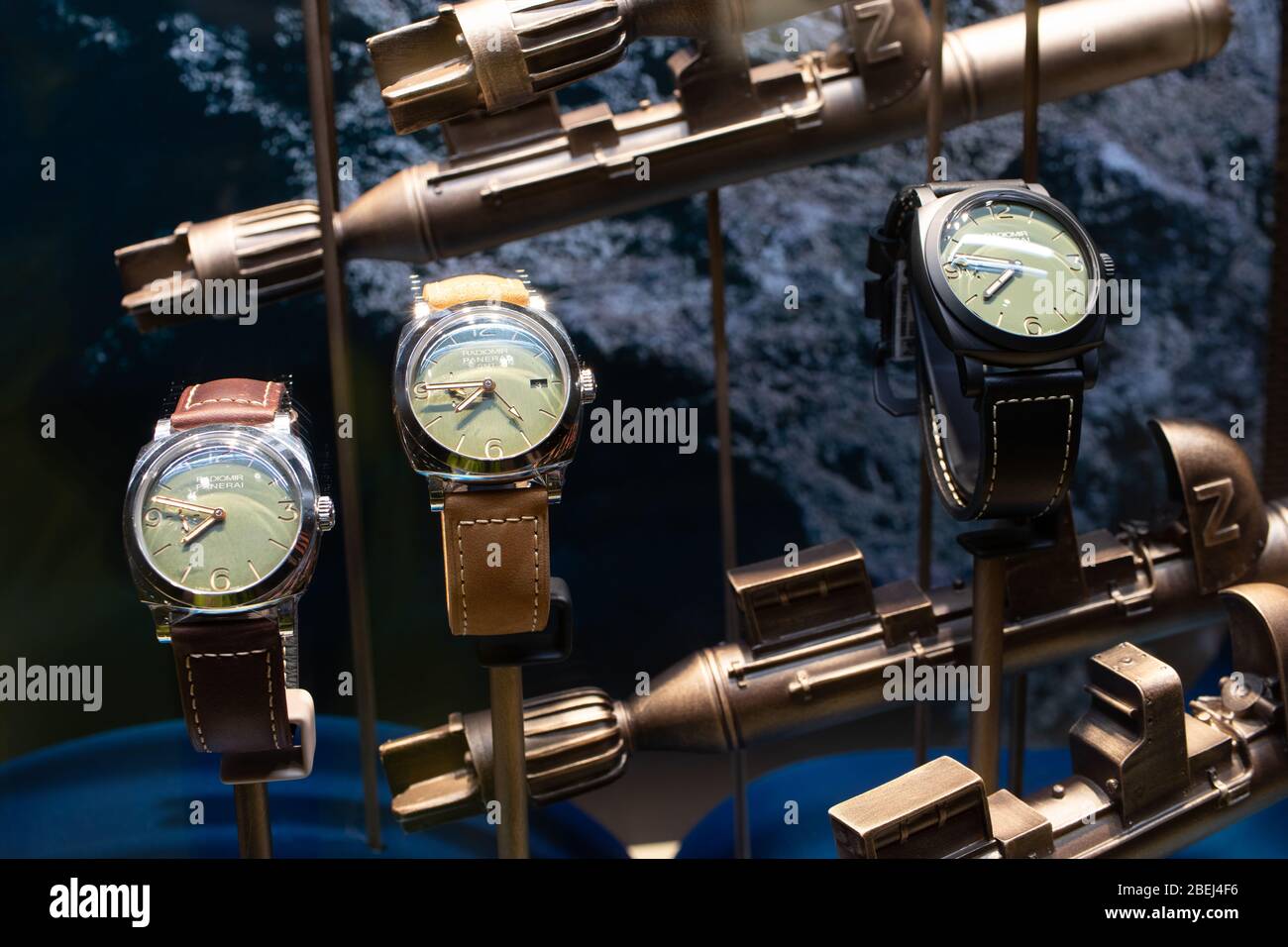 Ginevra, Svizzera, marzo 2020 Panerai vetreria con orologi meccanici alla  moda in vendita, di lusso produttore di orologi italiani Officine Panerai  Foto stock - Alamy