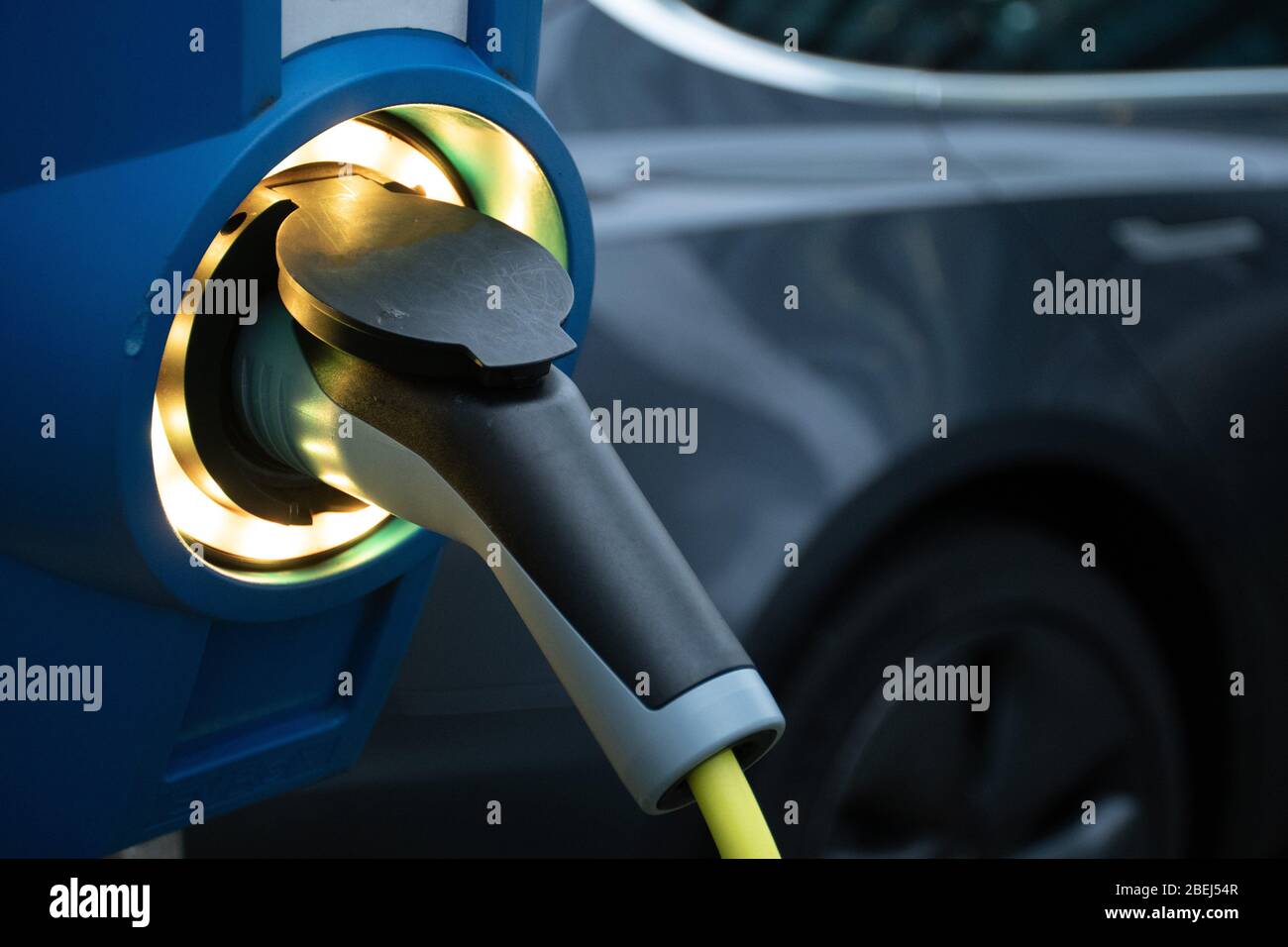 Stazione di carica per veicoli elettrici, stazione di carica per veicoli elettrici, punto di ricarica elettrica, punto di ricarica, stazione di ricarica elettronica ECS, auto Foto Stock