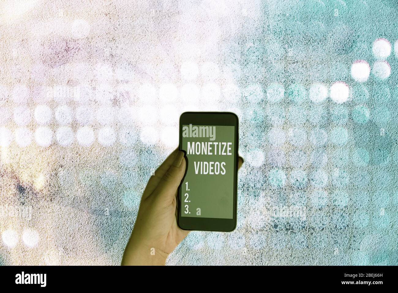 Scrittura a mano concettuale che mostra i video Monetize. Concetto che significa processo di accumulo di denaro dai tuoi video YouTube caricati Foto Stock