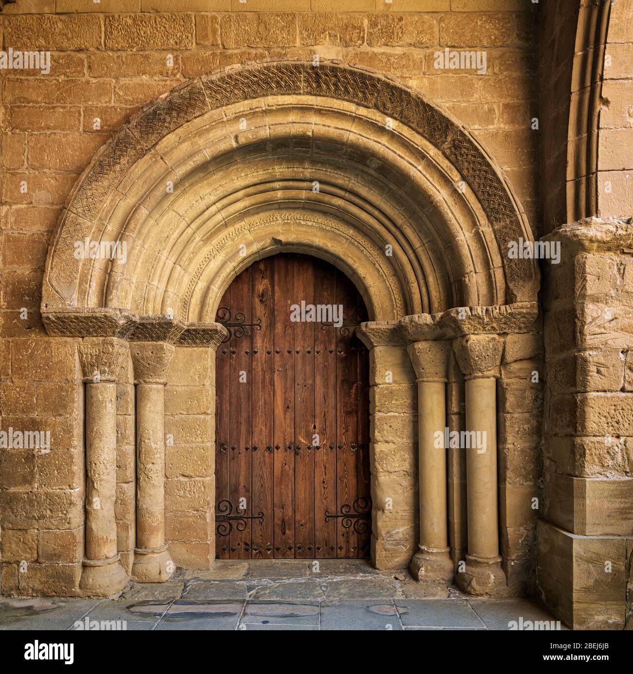 Particolare del portico romanico e porta della Torre del Homenaje, fortezza di Calatrava. Alcañiz, provincia di Teruel, Aragona, Spagna Foto Stock