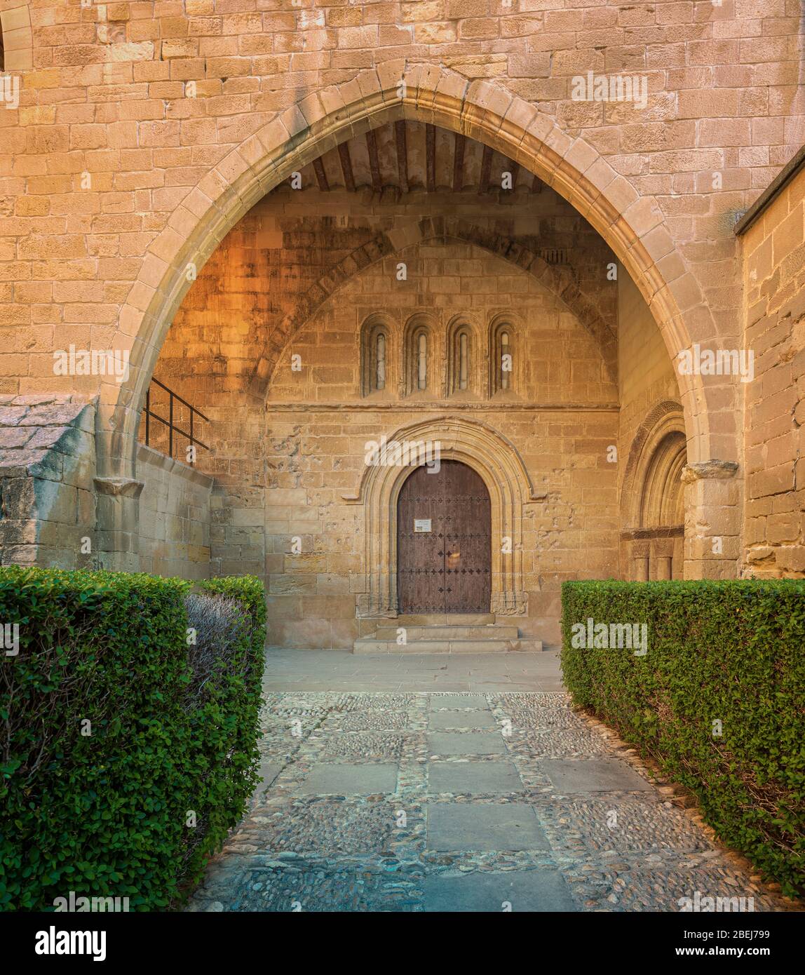Vista generale degli archi e del portico romanico della Torre del Homenaje, fortezza di Calatrava. Alcañiz, provincia di Teruel, Aragona, Spagna Foto Stock