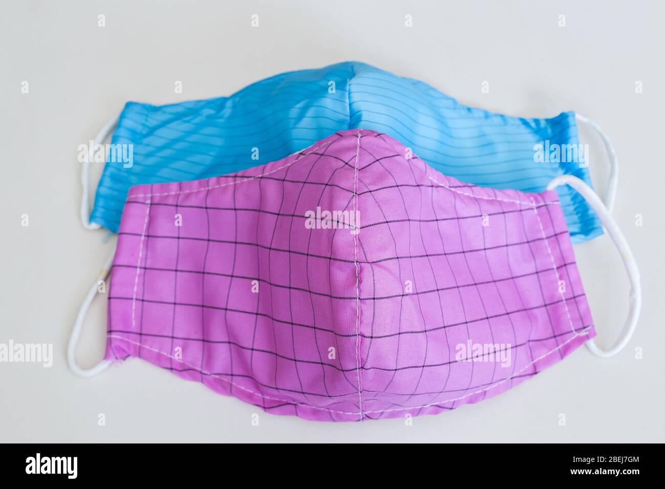 Maschera in tessuto tipico vietnamita per la protezione contro l'inquinamento e le epidemie di virus. La maschera anti-polvere aiuta le persone a evitare di ammalarsi. Foto Stock