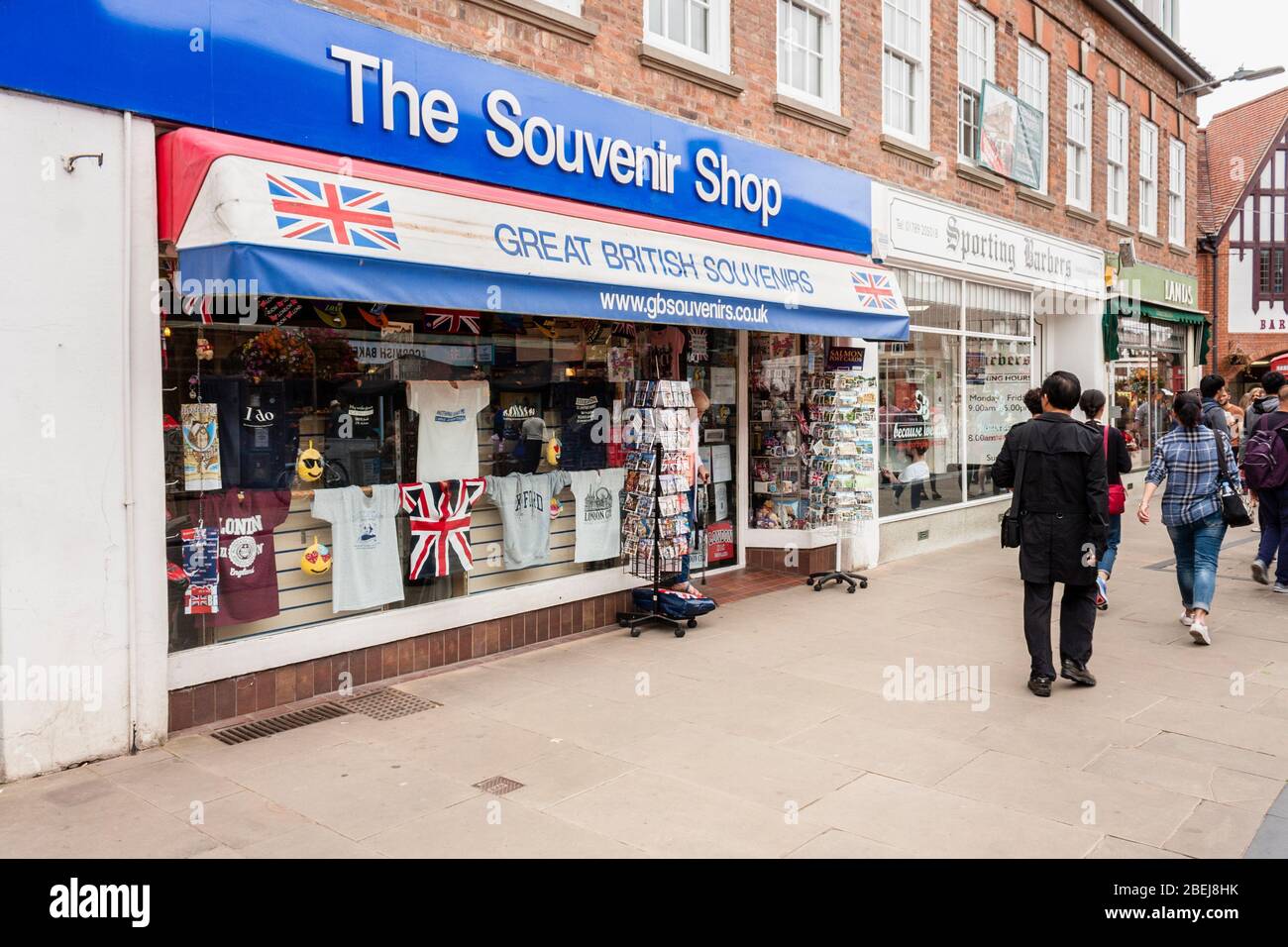 Negozio di souvenir in strada a Stratford upon Avon, Inghilterra, GB, Regno Unito Foto Stock