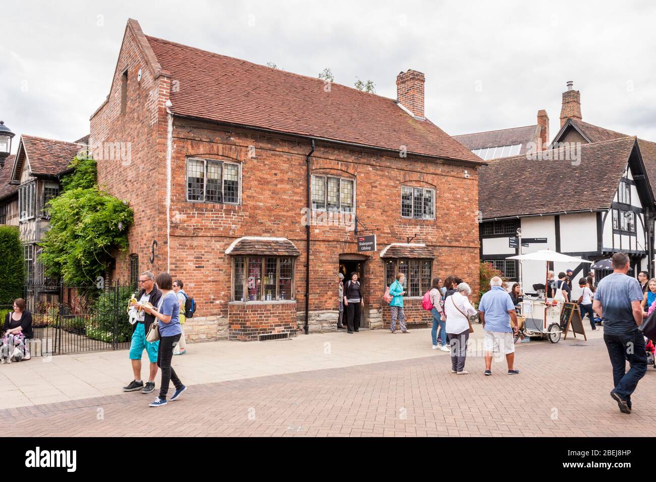 Negozio di articoli da regalo esterno con turisti nel centro di Stratford Foto Stock