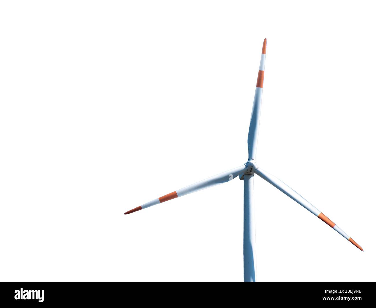 Turbina eolica su sfondo bianco isolato. Energia alternativa rinnovabile. Foto Stock