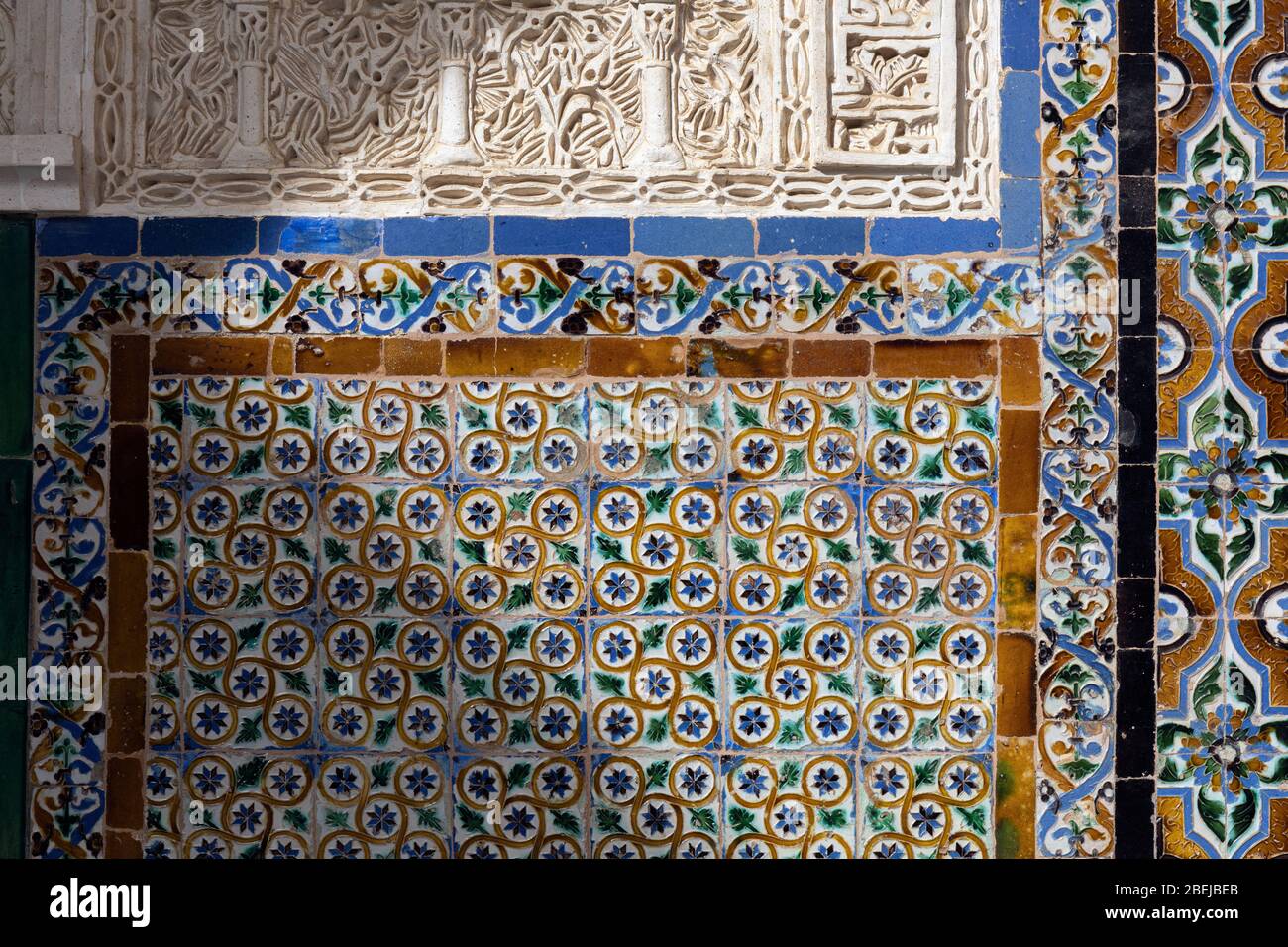 Lavori decorativi in gesso e piastrelle di ceramica nella Casa de Pilatos, o Casa di Pilate, Siviglia, provincia di Siviglia, Andalusia, Spagna meridionale. Foto Stock