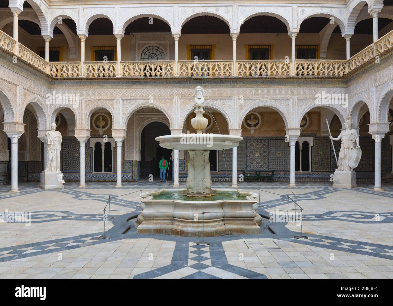 Il patio principale di Casa de Pilatos, o Casa del Pilato, Siviglia, provincia di Siviglia, Andalusia, Spagna meridionale. La fontana è conosciuta come la Founta Janus Foto Stock