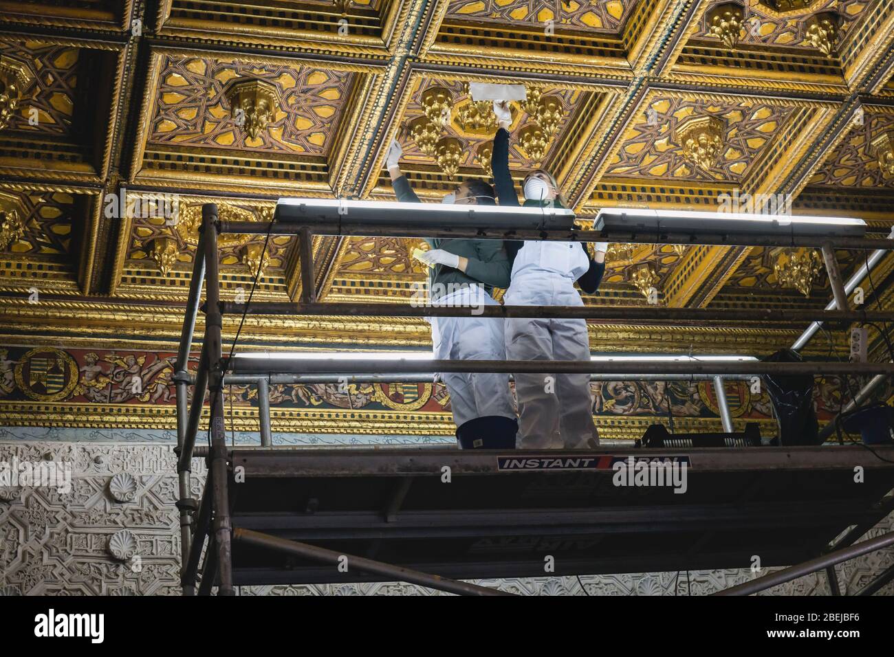 Restauratori al lavoro su soffitto nella Casa de Pilatos, o Casa di Pilate, Siviglia, provincia di Siviglia, Andalusia, Spagna meridionale. Foto Stock