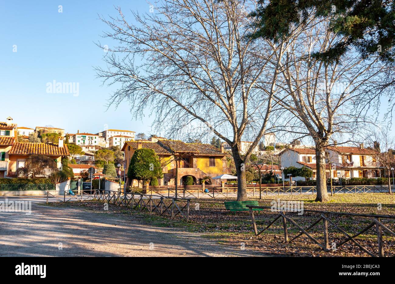 Castiglione del Lago, Umbria, Italia. Borgo medievale che sorge su un promontorio sul Lago Trasimeno. Vista sulla parte moderna della città dal lago Foto Stock