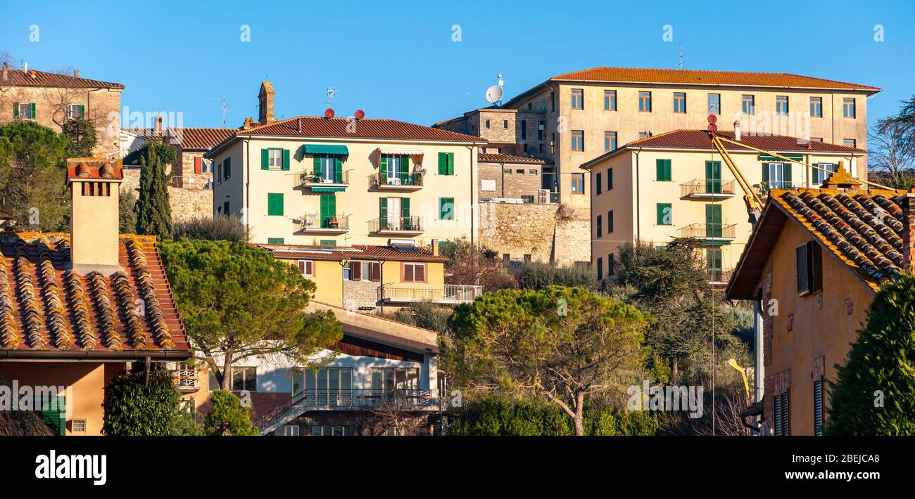 Castiglione del Lago, Umbria, Italia. Borgo medievale che sorge su un promontorio sul Lago Trasimeno. Vista sulla parte moderna della città dal lago Foto Stock