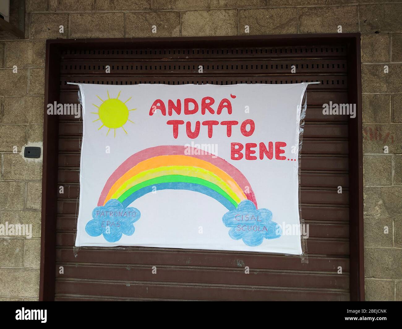 Una bandiera con l'iscrizione 'tutto sarà bene' posta sull'otturatore chiuso di un ufficio di sindacalisti durante il periodo di chiusura Foto Stock