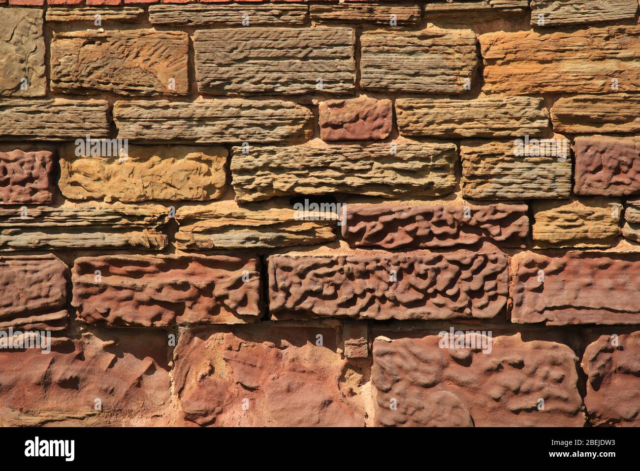 Vecchio muro di pietra arenaria fattoria edificio. Foto Stock