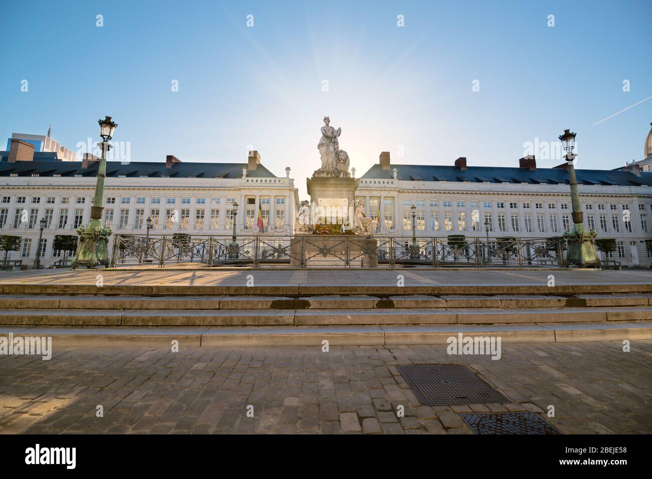 Piazza dei Martiri. Alba dietro la statua. Bandiera belga. Bruxelles, Belgio Foto Stock