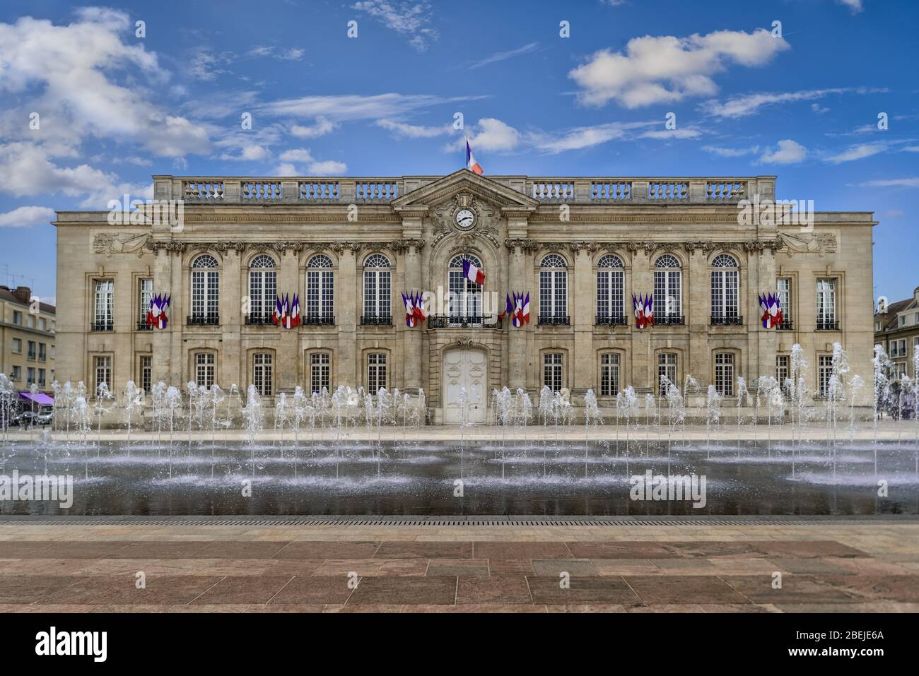 Beauvais City Hall. Fontane di fronte alla piazza a Beauvais, Francia Foto Stock