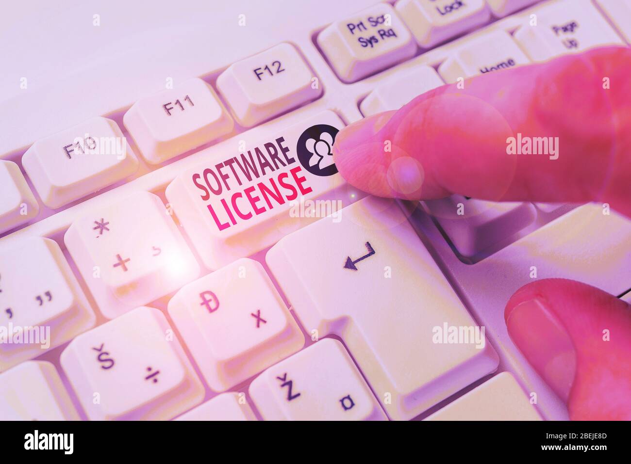 Licenza software per scrittura di testi. Fotografia aziendale che mostra lo strumento legale che regola la ridistribuzione del software Foto Stock