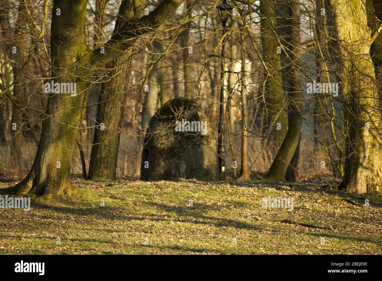 Vecchio bunker militare destinato al cecchino, in piedi nel parco attuale. Foto Stock