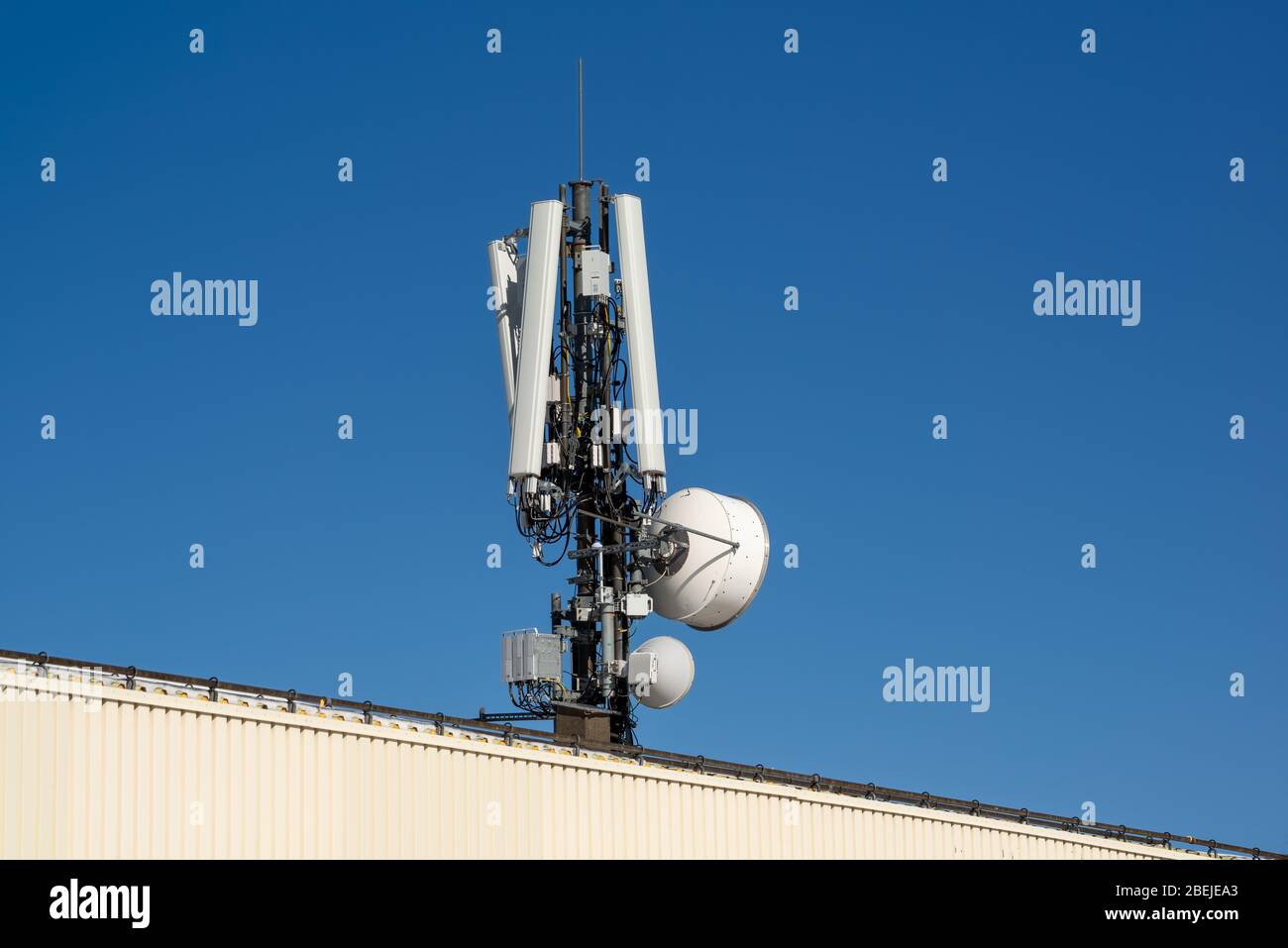Stazione base ricetrasmittente GSM 2G, 3G, 4G e 5G stazione base cellulare. Torre di telecomunicazione. Trasmettitore antenna per comunicazione wireless. Telecomunicazioni Foto Stock