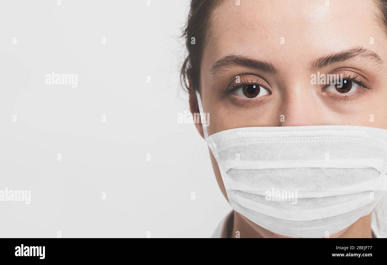 Giovane donna con maschera chirurgica, protezione e precauzione per malattie contagiose. Virus Corona in uscita Foto Stock