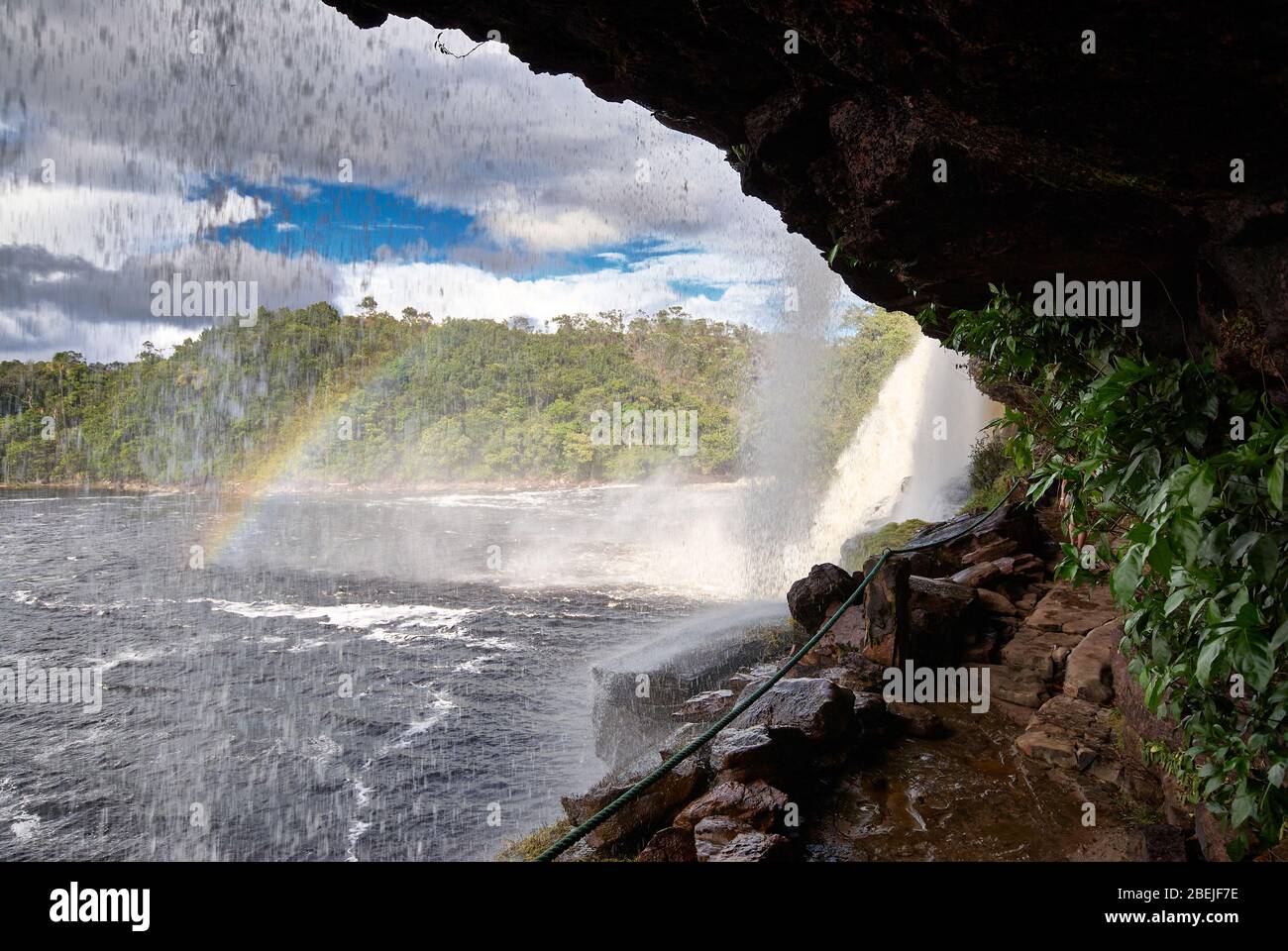 Percorso dietro le cascate di El Sapo, Canaima NATIONAL PARK, Venezuela, Sud America, America Foto Stock