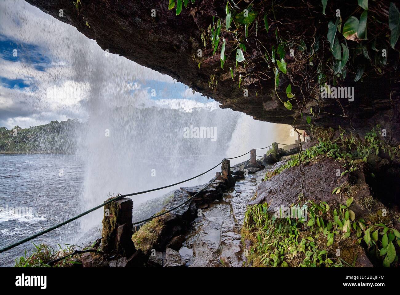 Percorso dietro le cascate di El Sapo, Canaima NATIONAL PARK, Venezuela, Sud America, America Foto Stock