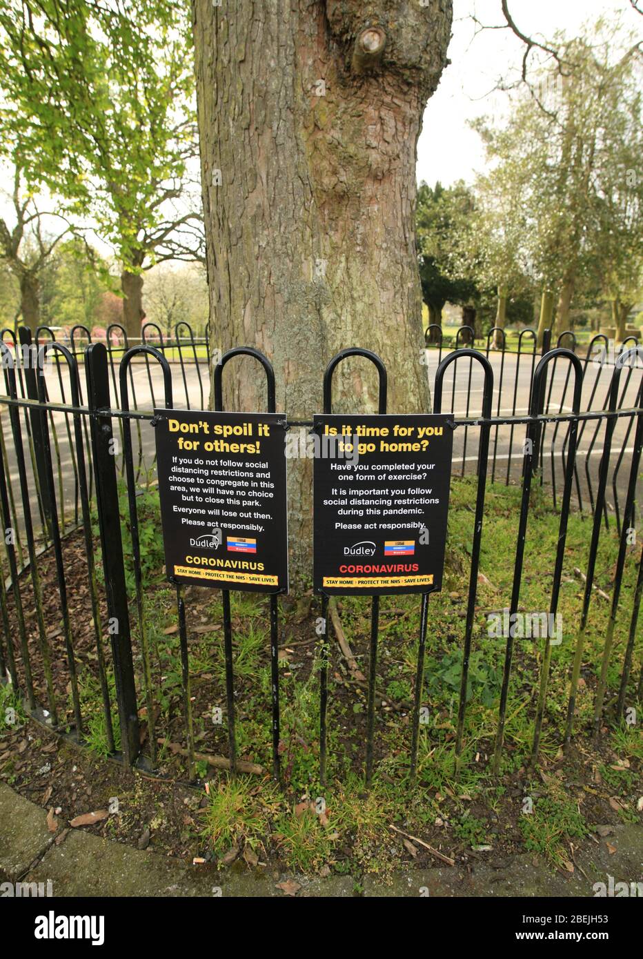 Segnali di infomazione per coronavirus nel parco di Stevens, Wollescote, Stourbridge, West midlands, Regno Unito. Foto Stock