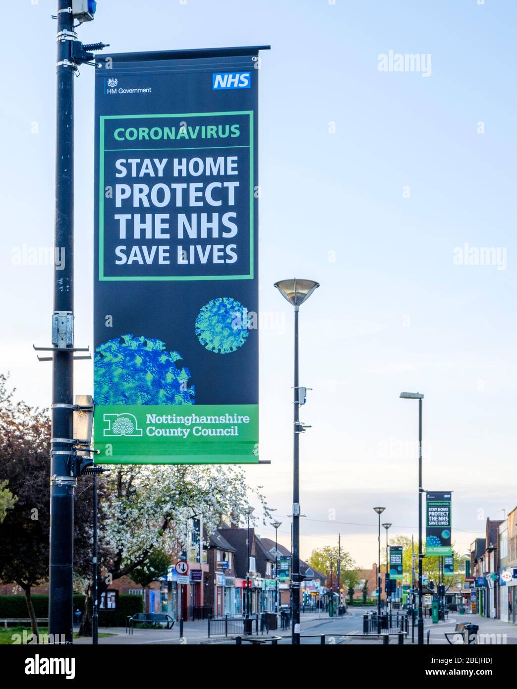 Rimani a casa. Proteggere il sistema NHS. Salvare vite. Messaggio di blocco di pandemia di coronavirus su una strada vuota, Bridgford occidentale, Nottinghamshire, Inghilterra, Regno Unito Foto Stock