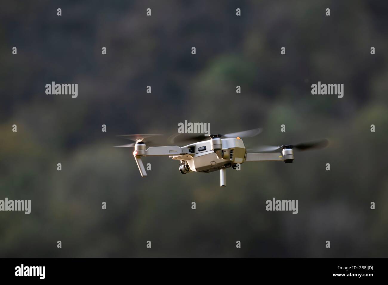 Drone in volo, in primo piano, con una videocamera, circondata dalla natura Foto Stock