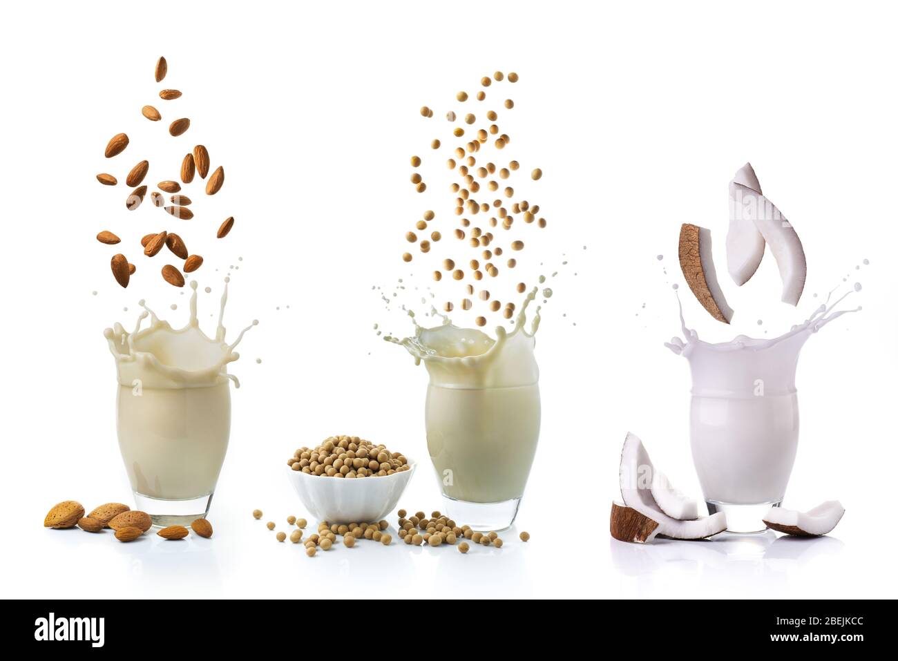 isolato da sfondo bianco, alcune vivaci bevande vegetariane e biologiche, con cocco, soia e mandorle, alternative al latte animale Foto Stock
