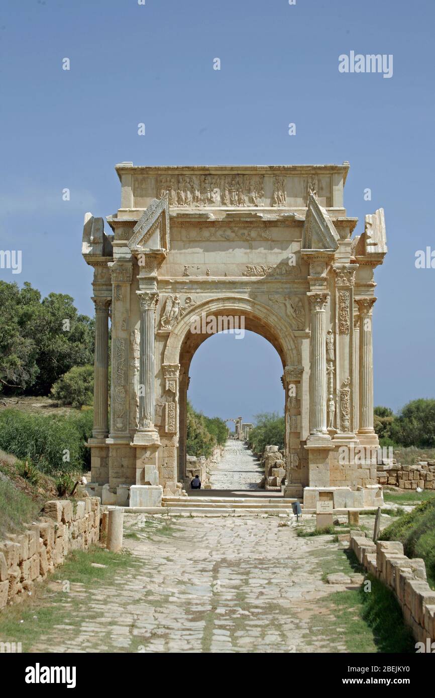 Ammira l'antica strada romana e l'Arco di Settimio Severo a quattro vie, costruito nel 203 d.C. Foto Stock