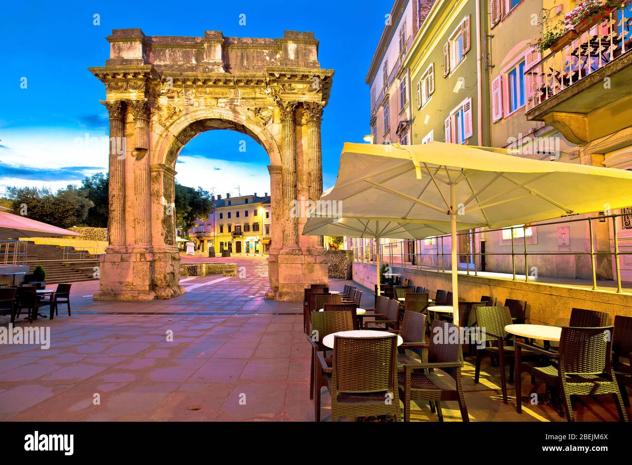 Piazza a Pola con vista storica sulla strada del Golden Gate, Istria, regione della Croazia Foto Stock