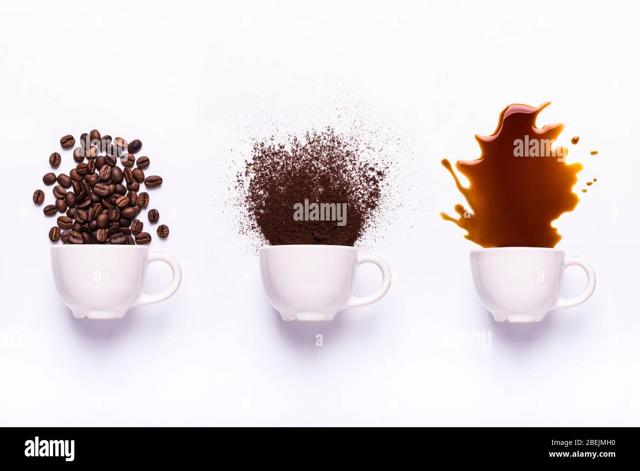 isolato da fondo bianco, tre tazze da cui esce il caffè: in chicchi, macinato e liquido Foto Stock