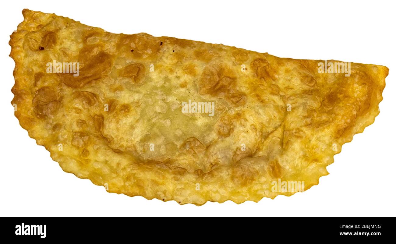 Cheburek fritto con farcitura di carne isolata su fondo bianco. Immagine ravvicinata Foto Stock