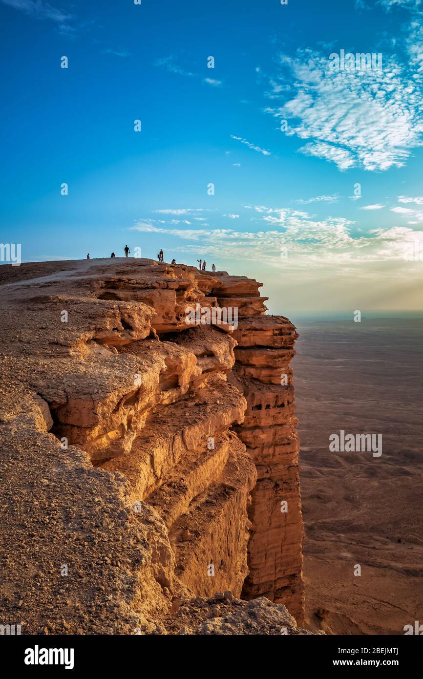 Edge of the World, un punto di riferimento naturale e popolare destinazione turistica vicino Riyadh -Arabia Saudita. Messa a fuoco selettiva sul soggetto e sullo sfondo sfocati Foto Stock