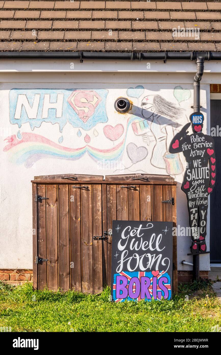 Ottenga ben presto il messaggio di Boris ed i messaggi che ringraziano il NHS ed i lavoratori chiave durante il blocco di pandemia di Coronavirus di COVID-19, a Southend sul mare, Essex, Regno Unito Foto Stock