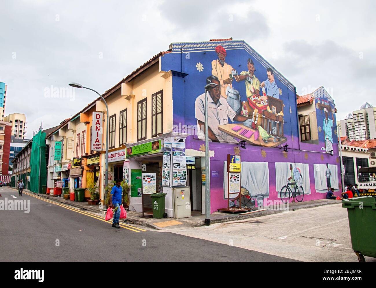 lavoratori migranti in little india street singapore, singapore, little india singapore, colorata little india, migranti indiani singapore, dipinti murali Foto Stock