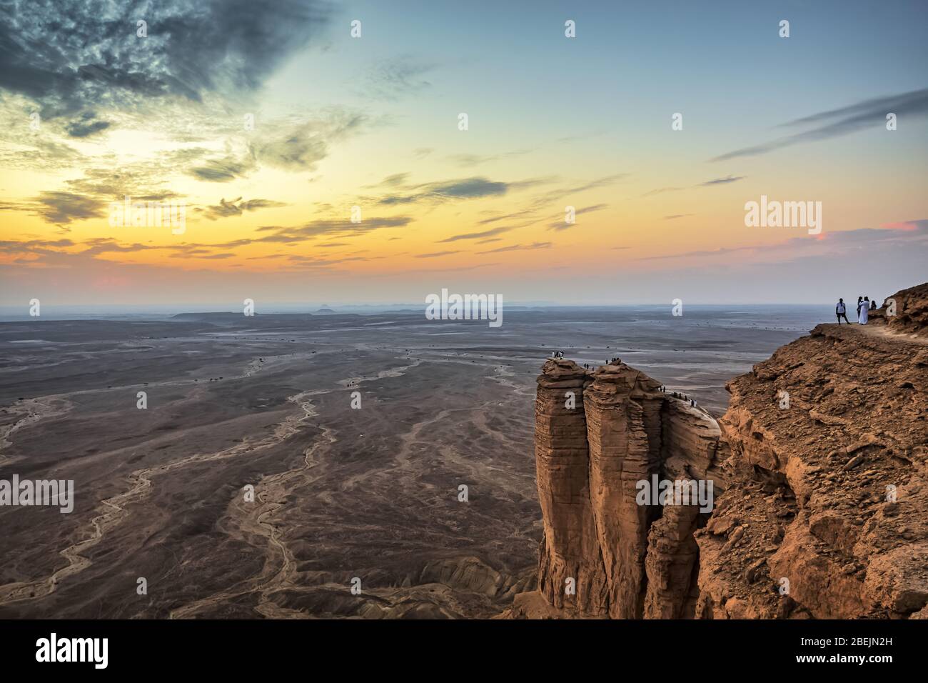 Edge of the World, un punto di riferimento naturale e popolare destinazione turistica vicino Riyadh -Arabia Saudita. Messa a fuoco selettiva e sfondo sfocati. Foto Stock