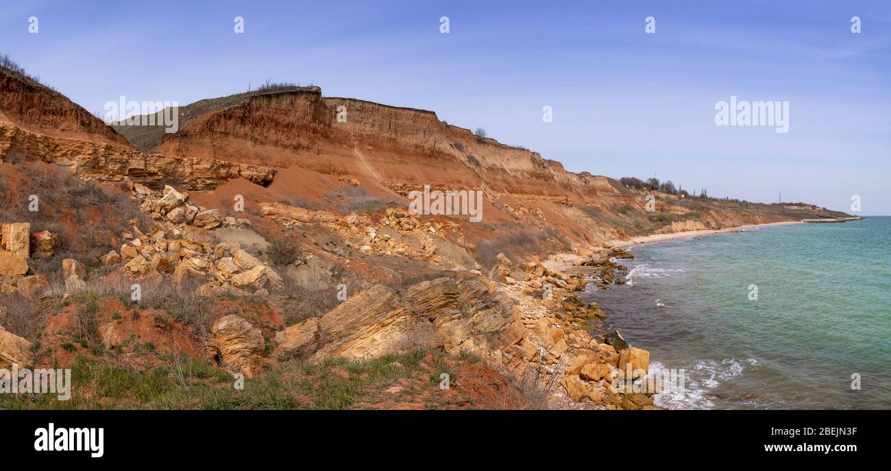 Costa tipica della parte settentrionale della costa del Mar Nero con processi di frana. Conchiglia roccia. Struttura geologica del suolo. Panoramica Foto Stock