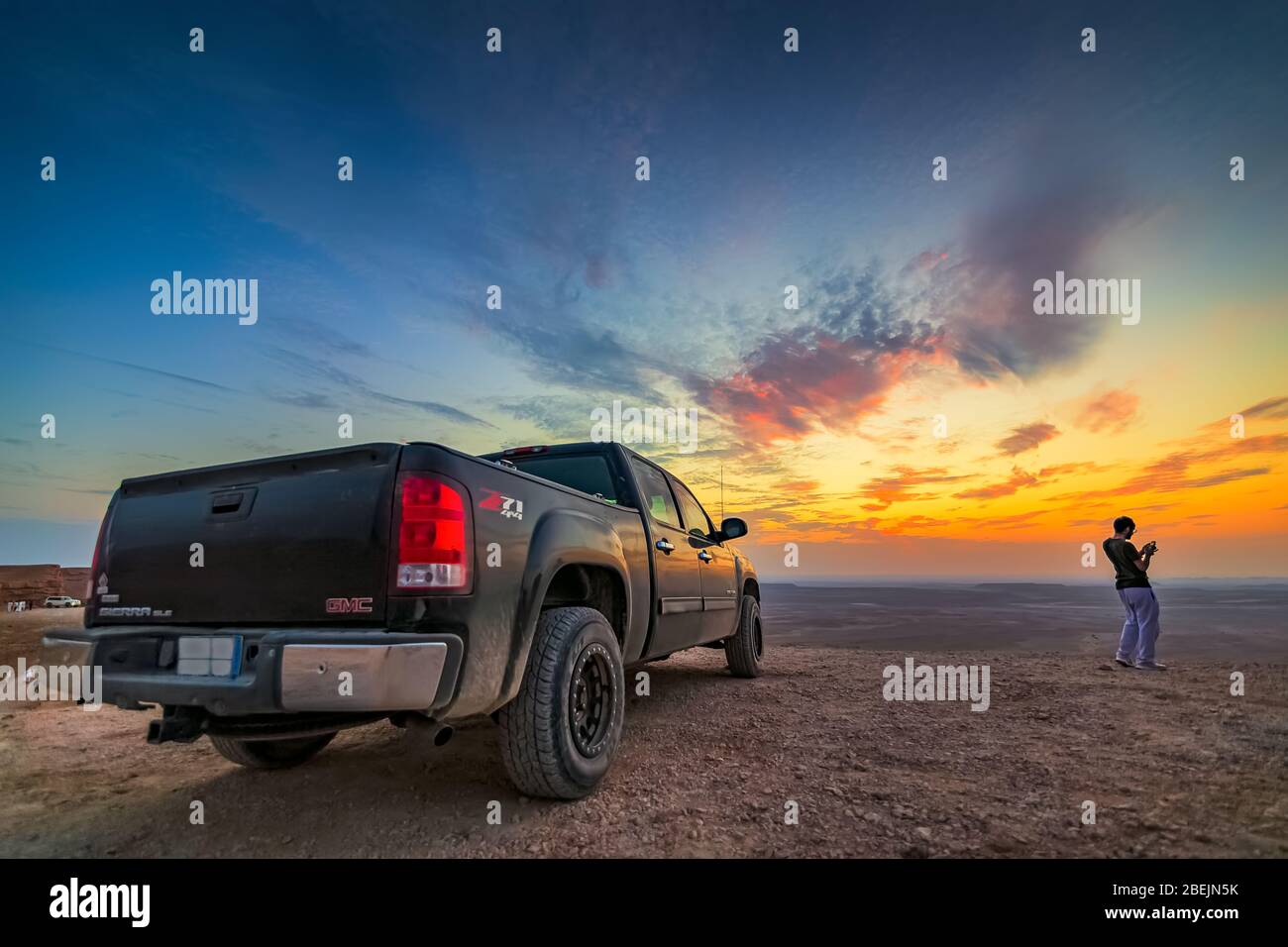Vista serale di Edge of the World.its un punto di riferimento naturale e popolare destinazione turistica vicino Riyadh -Arabia Saudita. 08-dic-2019 .Selective focalizzato su Foto Stock