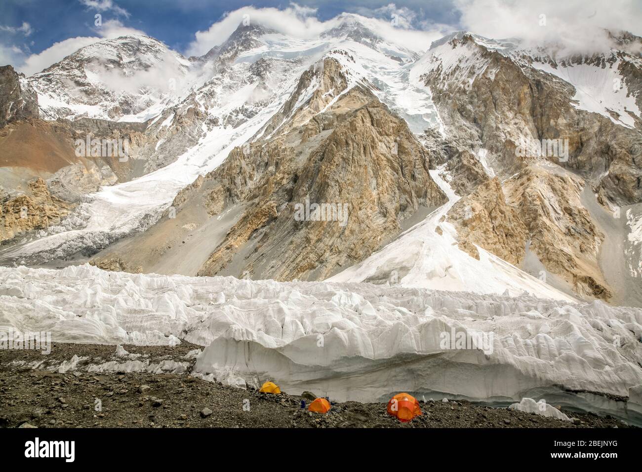 Un piccolo campo di arrampicatori, sotto le montagne del Gasherbrum nella catena del Karakoram nel Pakistan del Nord. Foto Stock