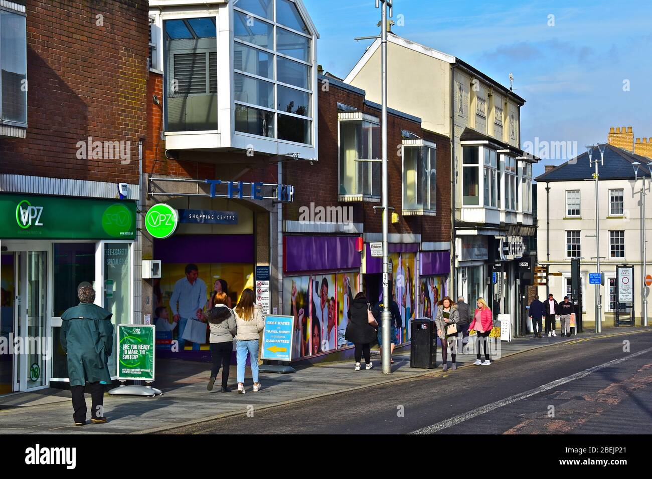 Una vista lungo Nolton Street, Bridgend, che include l'ingresso della galleria di negozi al coperto Rhiw. Un mix di piccole aziende locali e catene di negozi. Foto Stock